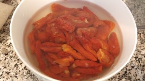 להשרות את העגבניות במים רותחים כ- 15 דקות