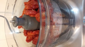 להכניס את העגבניות המושרות לאחר סינון ושטיפה למעבד מזון ולהפעיל