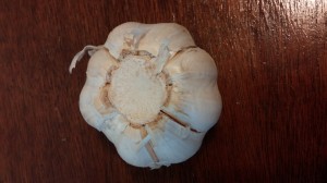 להוסיף תוך כדי פעולת המעבד - 3-4 שיני שום, וזרזיף דק שמן זית (2 כפות), ולפי הצורך מים חמים