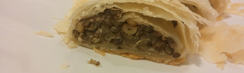 בורקס טבעוני - בצק פילאס ממולא עדשים שחורות וצנוברים